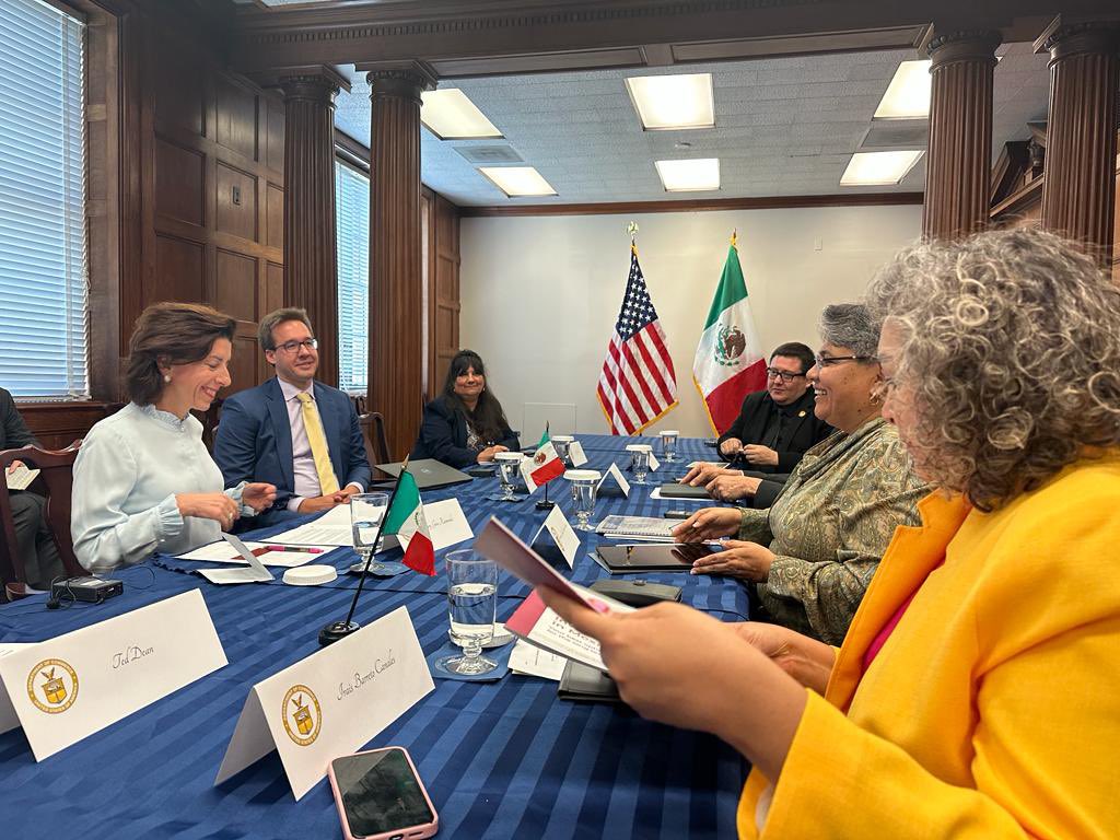 La secretaria Raquel Buenrostro se reunió con la secretaria de Comercio de Estados Unidos, Gina Raimondo <a href="/GinaRaimondo/">Gina Raimondo</a>, con quien conversó sobre el Corredor Interoceánico del Istmo de Tehuantepec y el proceso que se está realizando para incentivar los polos de desarrollo en las