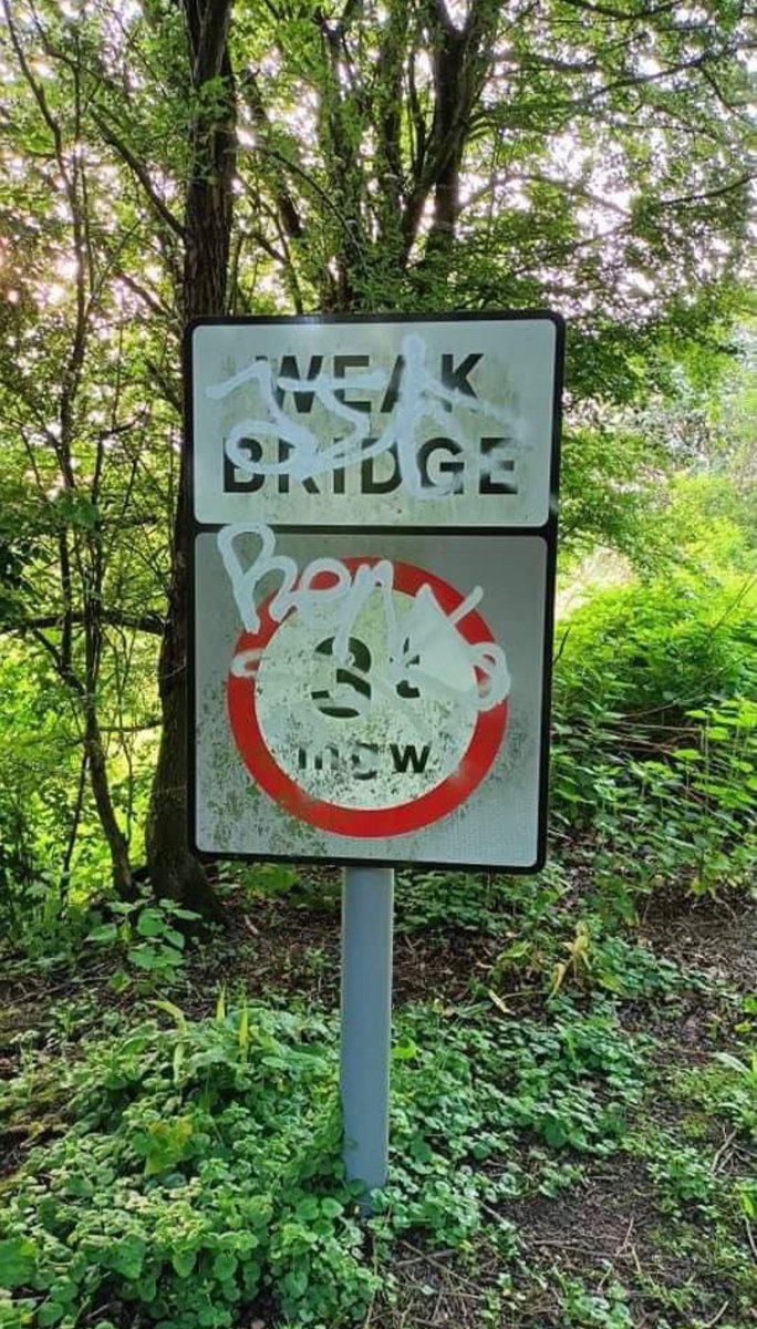 KingsSuttonNW's tweet photo. ‼️Vandalism ‼️

Someone has vandalised signs and fence panels near the cattle bridge over the railway, just down from the horse Paddocks on mill lane.

If you recognise the Tags/names please get in touch and also report to 101

@NorthantsPolice @BrackleyNptSgt https://t.co/aH5RN8KnHN