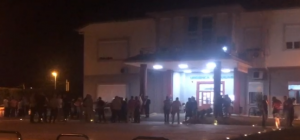strugainfo's tweet photo. Aksident në Laç/ Plagosen dy persona, dërgohen me urgjencë në spitalin e Traumës - https://t.co/sFBI02zDiE https://t.co/HZwdjiDZCd