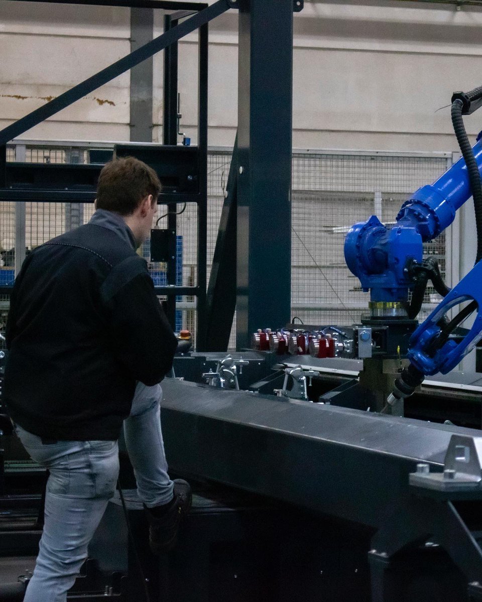 RoboFlexRobotic's tweet image. 🙋‍♂️ Maak kennis met onze service engineer Thomas Lauwen! Hij programmeert, test en neemt robots in bedrijf. 🤖👨‍🔧 Begonnen bij een paprikateler, maar nu al bijna twee jaar bij ons en en daar zijn we trots op. 😊
#automatisering #werknemer #collega #ettenleur #robots #engineer