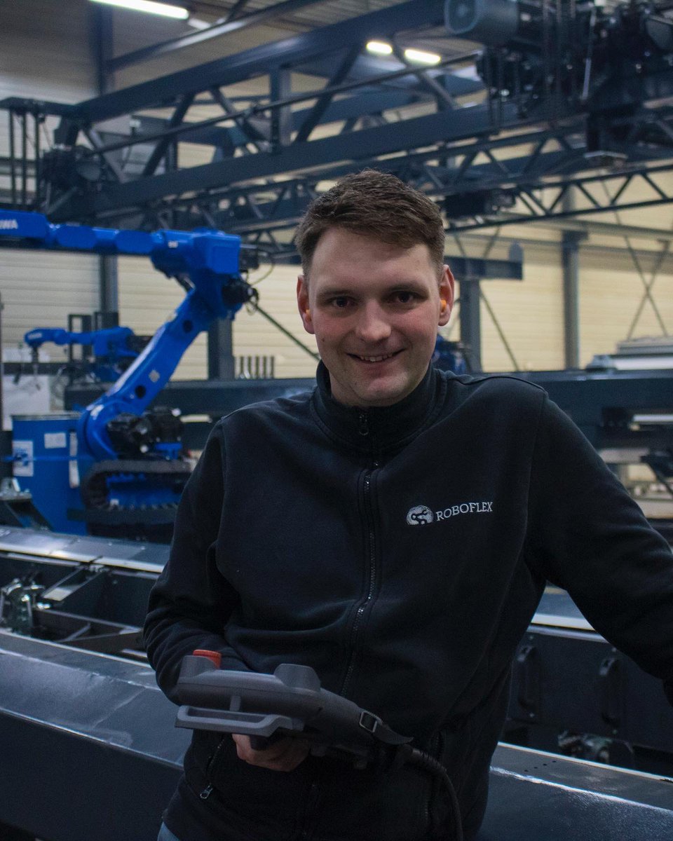 RoboFlexRobotic's tweet image. 🙋‍♂️ Maak kennis met onze service engineer Thomas Lauwen! Hij programmeert, test en neemt robots in bedrijf. 🤖👨‍🔧 Begonnen bij een paprikateler, maar nu al bijna twee jaar bij ons en en daar zijn we trots op. 😊
#automatisering #werknemer #collega #ettenleur #robots #engineer