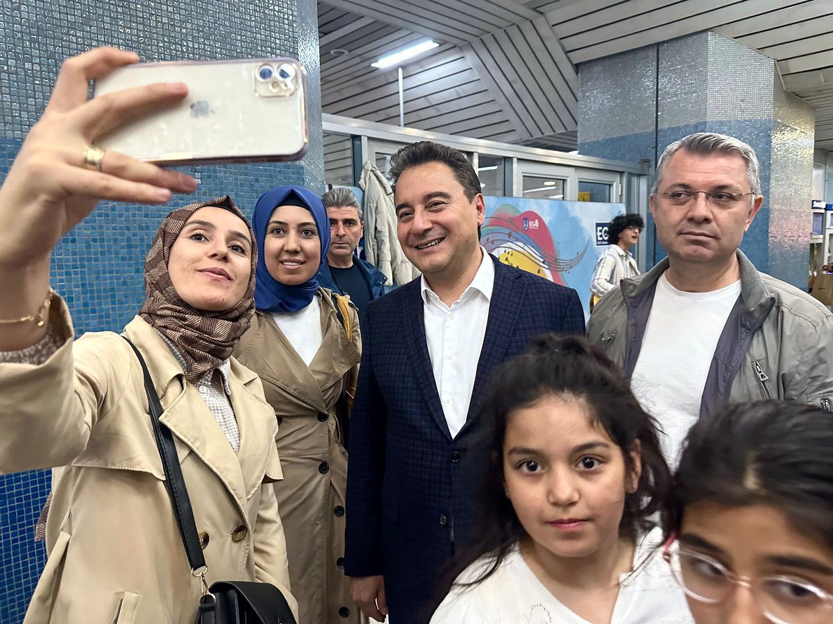 Bugün metroyla Genel Merkezimizden Kızılay'a gittim.

Yüksel Caddesinde gençlerle buluştum. Hepsini 28 Mayıs’ta sandığa, Sayın <a href="/kilicdarogluk/">Kemal Kılıçdaroğlu</a>’na destek olmaya çağırdım.

Bir kere daha genç arkadaşlarımın 19 Mayıs Bayramını kutluyor, bize eşlik edenlere teşekkür ediyorum.
