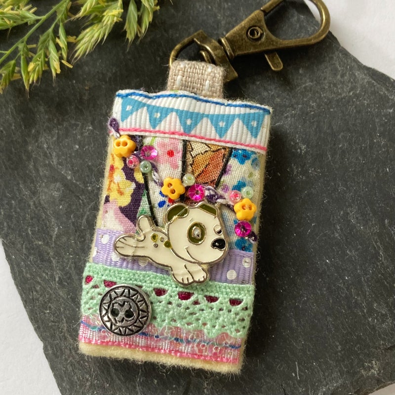 The cutest little puppy dog dangle to brighten up your bag, keys or spiral bound notebooks. 
Hand sewn from mixed fabrics, trims and embellishments.
elliestreasures.square.site/product/dog-ba…

#MHHSBD #doglovers #cute #handsewngifts #shopindie