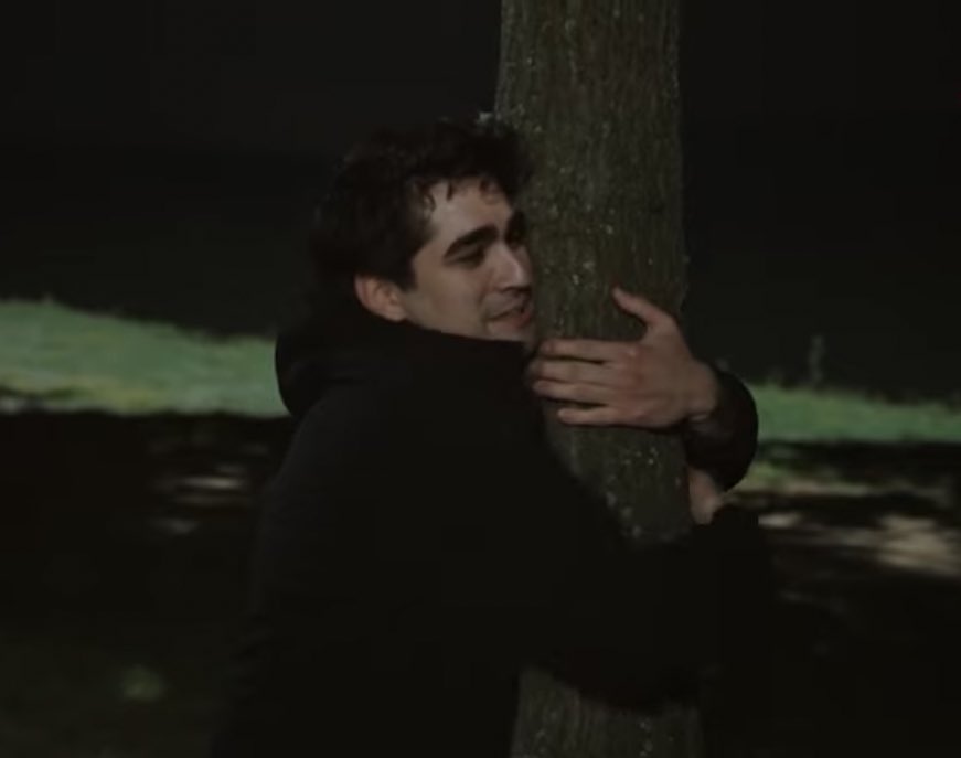 la_lo20's tweet photo. I’ll hug you as tough as ferit hug the tree https://t.co/AO9XJYsjs1