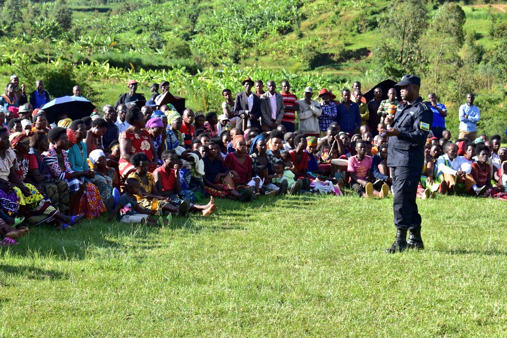 rulindodistrict's tweet photo. Abaturage basabwe kugira ubufatanye mu gucunga umutekano; kwimakaza isuku n'isukura; kwita ku burere bw'abana no kubarinda guta ishuri; kwirinda ubusinzi; gukora bakiteza imbere no kwirinda gusiragira mu nkiko baburana imanza zidashira kuko bisiga ubukene n'inzangano mu miryango. https://t.co/uqEvAdkWZR