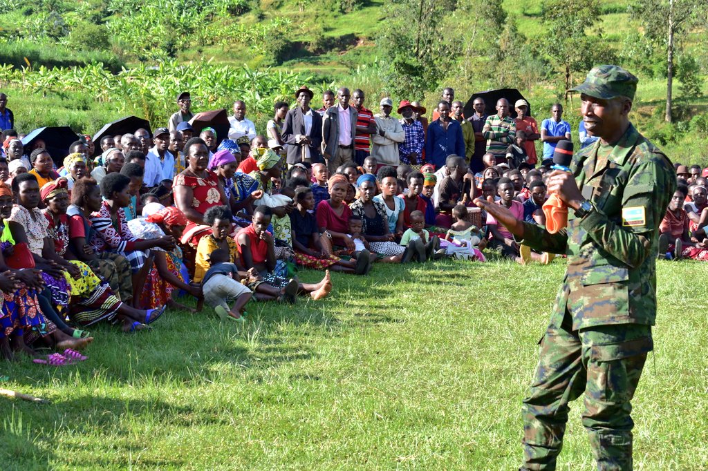rulindodistrict's tweet photo. Abaturage basabwe kugira ubufatanye mu gucunga umutekano; kwimakaza isuku n'isukura; kwita ku burere bw'abana no kubarinda guta ishuri; kwirinda ubusinzi; gukora bakiteza imbere no kwirinda gusiragira mu nkiko baburana imanza zidashira kuko bisiga ubukene n'inzangano mu miryango. https://t.co/uqEvAdkWZR