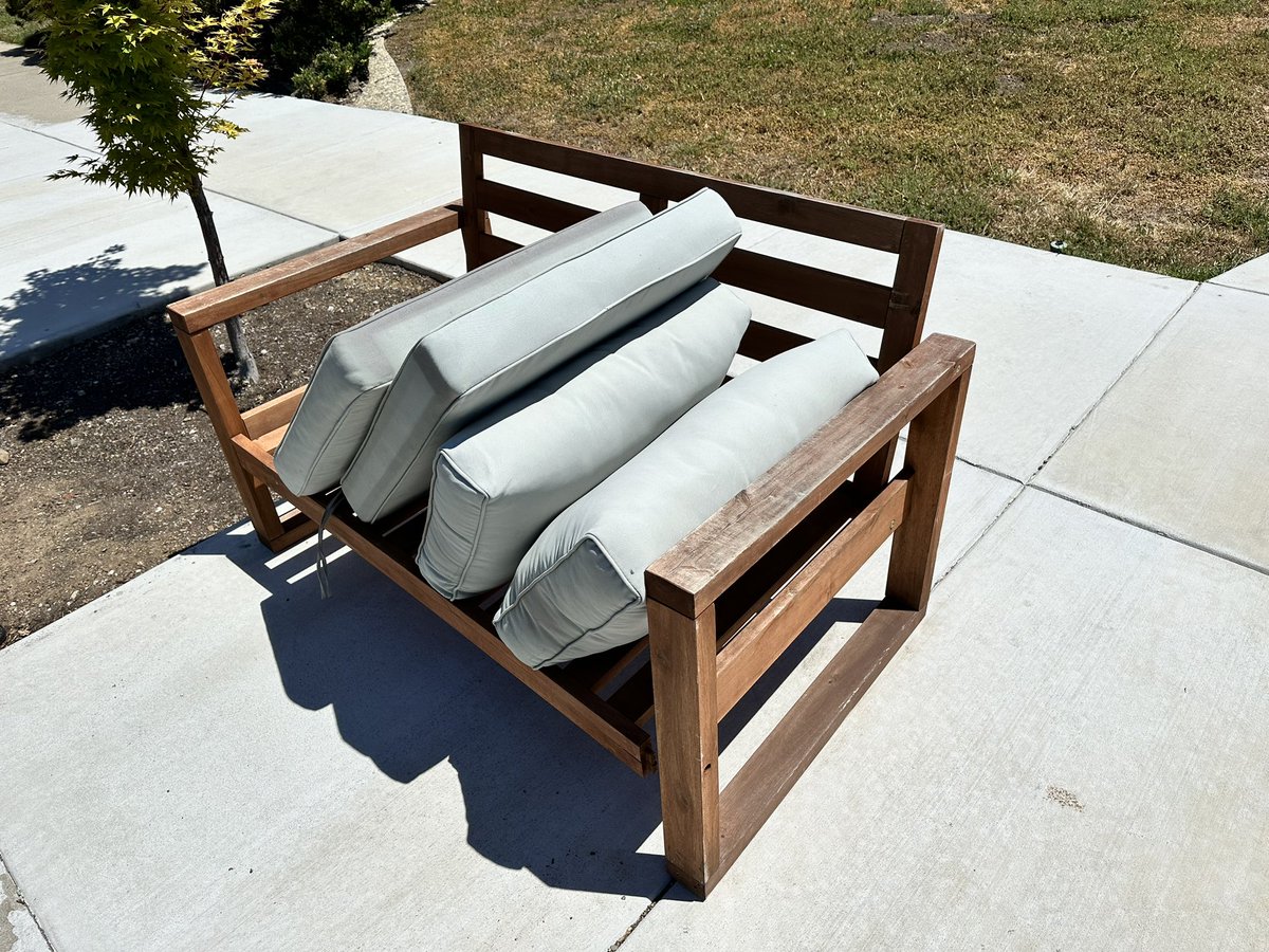 SloKat78's tweet photo. @CityofSanJose I requested a large item pickup. I entered it as a couch. Your garage people LEFT it and did not pick it up. Is this not a couch? You wonder why people dump stuff wherever. https://t.co/XAUjpRdxZP