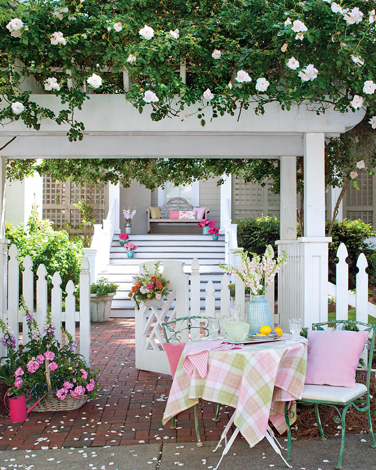 SouthernLadyMag's tweet photo. Porch season is in full swing! It’s time to ready your outdoor living spaces for enjoying summer’s long, lingering days. Tour five fabulous porches at https://t.co/HoLwzImgb3.
#southernladymag #outdoorliving #porchseason #porchinspo #rosetrellis #alfresco #southernporches https://t.co/TprDuUveYG