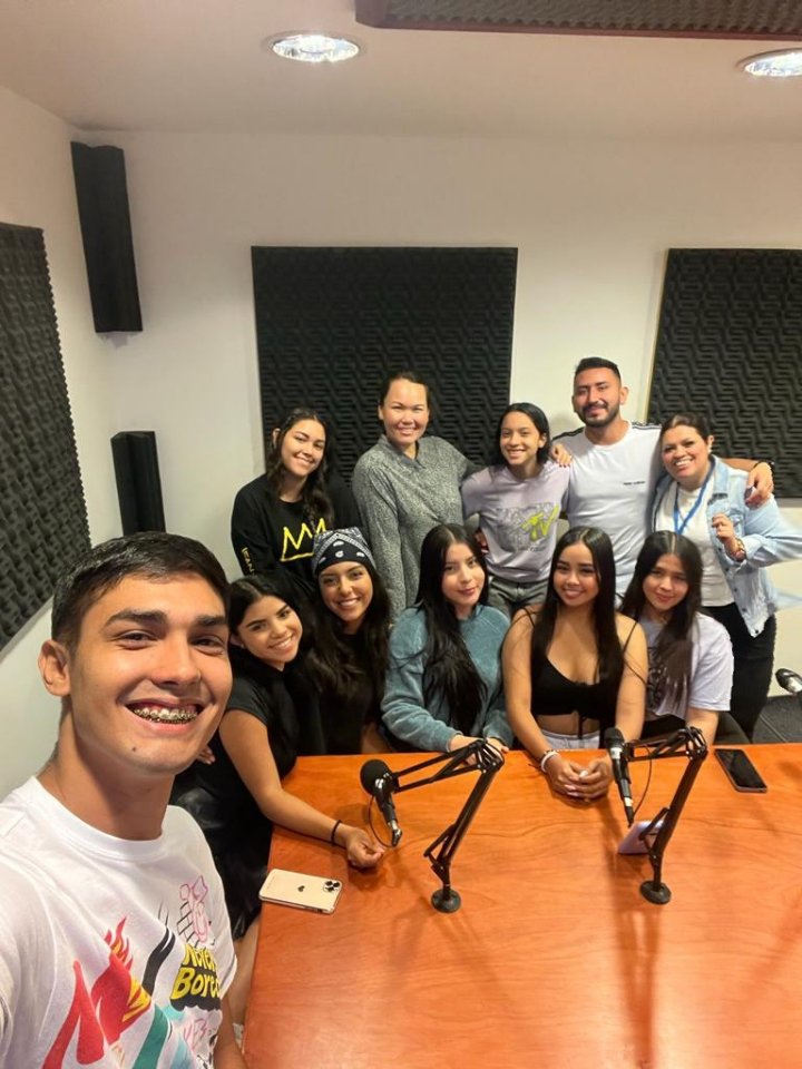 ComSocial_udes's tweet photo. Hoy se llevó a cabo el taller: Edición y producción de contenidos radiales para estudiantes de tercer, cuarto y sexto semestre, con la colaboración de Dianith Gonzalez Directora de la U 107.7 fm🎙️📻
@udes_oficial
@LaU107radio
@TellezYadira
#SoyComunicadorUDES
#ReporterosUDES https://t.co/TUTYIAj8Hr