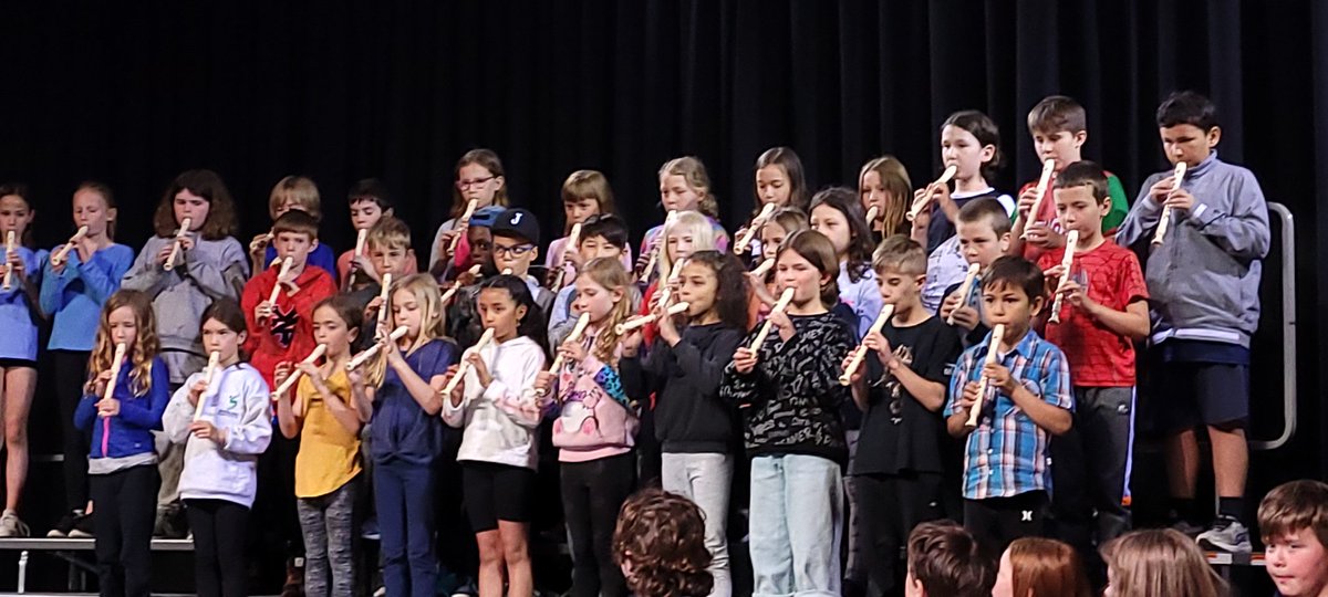 Félicitations on a wonderful concert, students, staff and Madame Pegus! #musicprogram #schoolconcert #wecansing