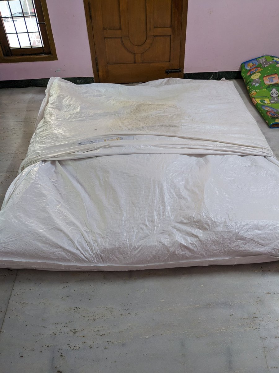 MNC🏹 on Twitter "Unrolled Mattress delivered (vacuuming reduces