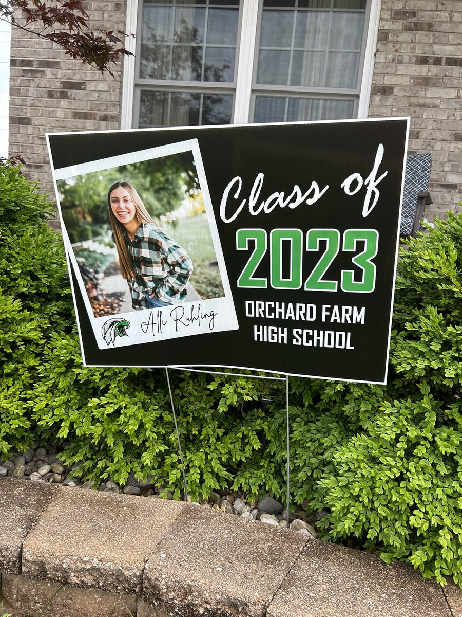 erin_ruhling's tweet photo. Shout out to all the seniors graduating soon, including my daughter! We are all so proud! #proudparent #2023grad #OFSD #futureMUtiger https://t.co/6nCYPrIZ0f