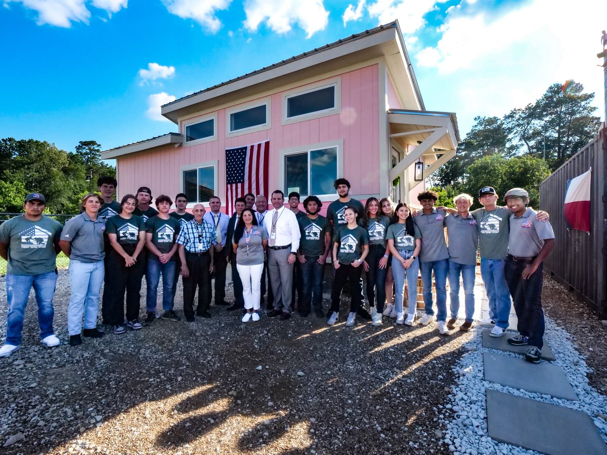 📸: It was a beautiful day on Wednesday to dedicate a beautiful home! The newest <a href="/KPHS_big_heroes/">Students Helping Veterans: Big Heroes, Tiny Homes</a> Tiny Home is complete. #WeAreTheLight
