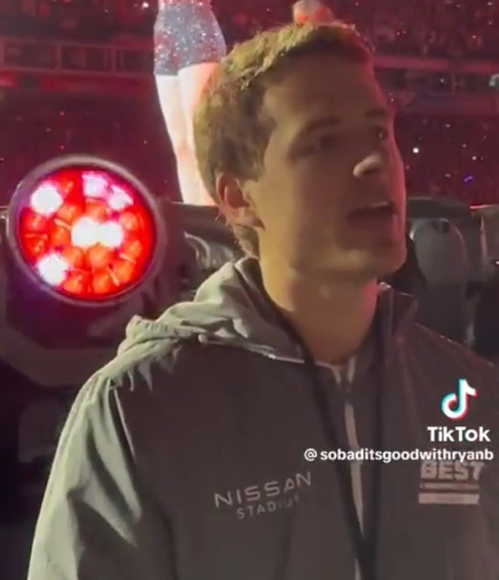 Davis Perrigo, el guardia de seguridad que se volvió viral  en TikTok después de cantar junto a Taylor Swift en The Eras Tour, Davis solicitó el trabajo después de no poder conseguir boletos para el concierto de Taylor Swift.