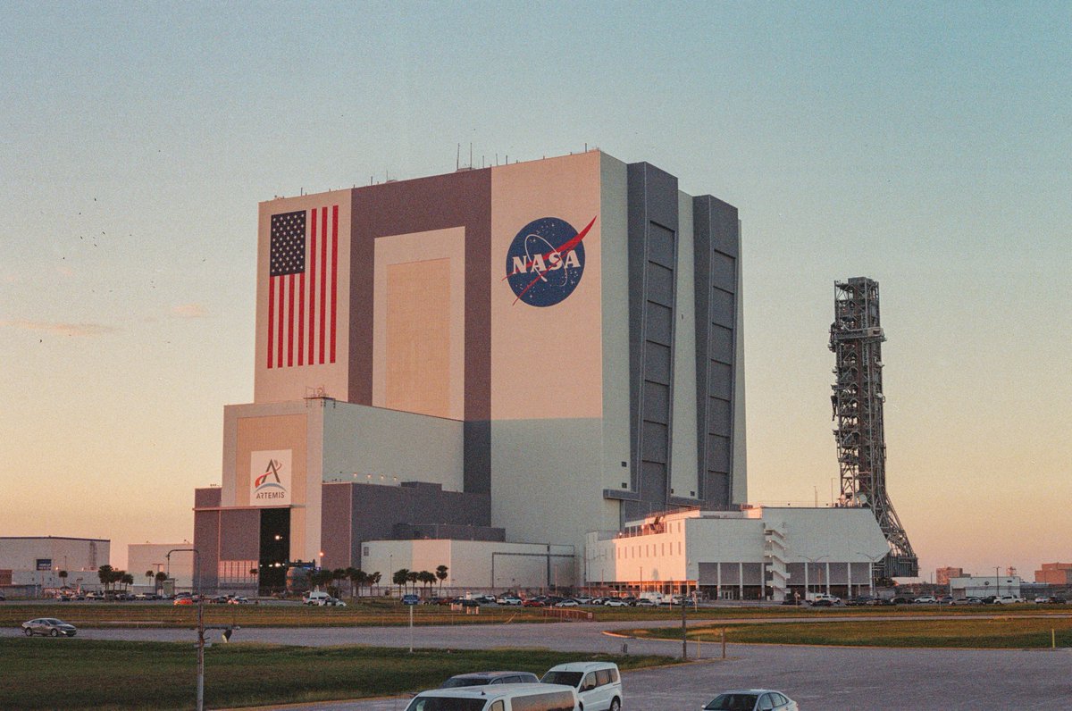 brandonjmphoto's tweet photo. #NASA #VehicleAssemblyBuilding + #Sunset shot on Portra 800 sure does look good! #KennedySpaceCenter #FilmPhotography #CanonAE1 #35mmFilm #35mmPhotography #Portra800 #SpaceCoast #Crew6 #FreelancePhotographer https://t.co/pnwL8NoqTS