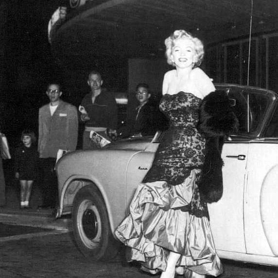 Clubpassionmar2's tweet photo. #Marilyn #marilynmonroe #ClubPassionMarilyn #gerryfitzgerald #lifemagazine #owldrugstore https://t.co/AUeaePSWCW