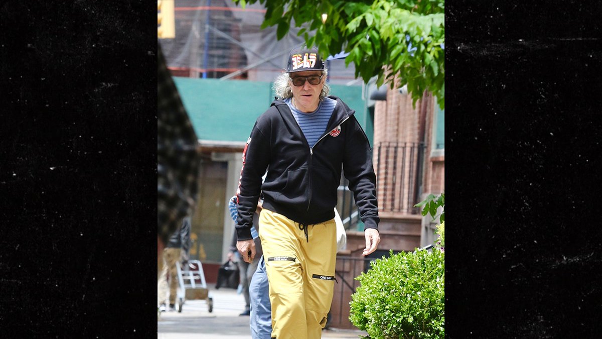 ClickySound's tweet image. #latestnews Daniel Day-Lewis Surfaces After Years in Retirement, Lookin' Super Chill - clickysound.com/daniel-day-lew…  Daniel Day-Lewis doesn't do anything half-assed, and that includes dropping outta Hollywood ... because the highly acclaimed actor couldn't look more relaxed than he...