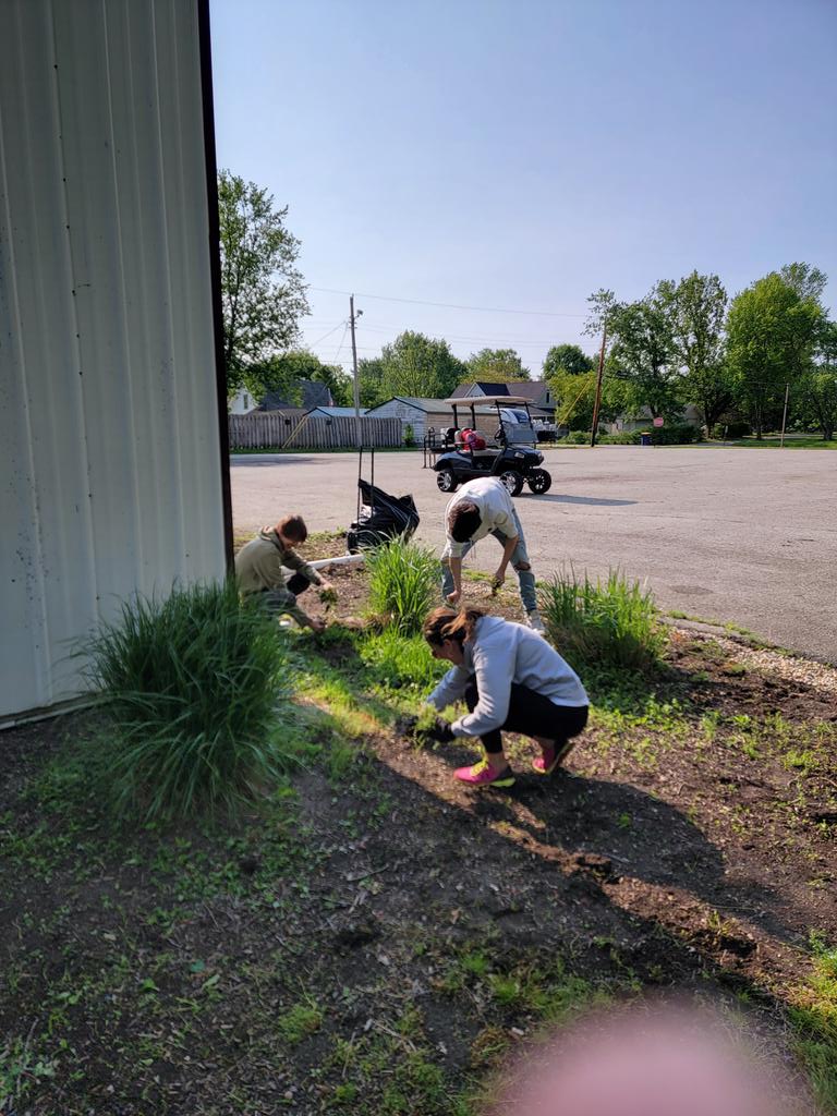 SheridanHS's tweet photo. This past Wednesday, the Class of 2023 took time to give back to the Community of Sheridan by working at the 3 parks! https://t.co/irfhBcusNV