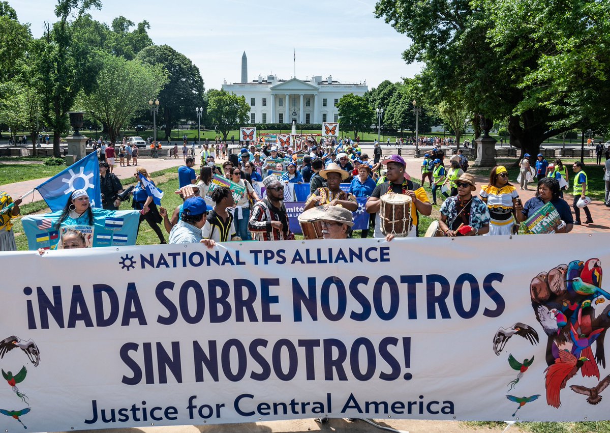 TPS_Alliance's tweet photo. Retorno forzado de beneficiarios del TPS "profundizaría la crisis" en Honduras y El Salvador 

Lean el artículo completo de @TomasGu762026908 ⬇️

https://t.co/igZyeCS21g https://t.co/W7sIoxp5LU