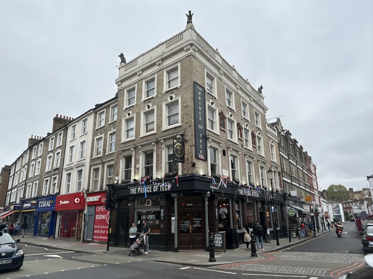 PubsSaving's tweet image. The Prince of Teck #pub #earlscourt #sw5 Grade II listed. Built in 1868. The Star Brewery once stood behind pub. @HistoricEngland listing: historicengland.org.uk/listing/the-li… ‘c1901 mahogany bar fitting and counter, dado panelling, lincrusta ceiling and walls and Jacobean style fireplace’
