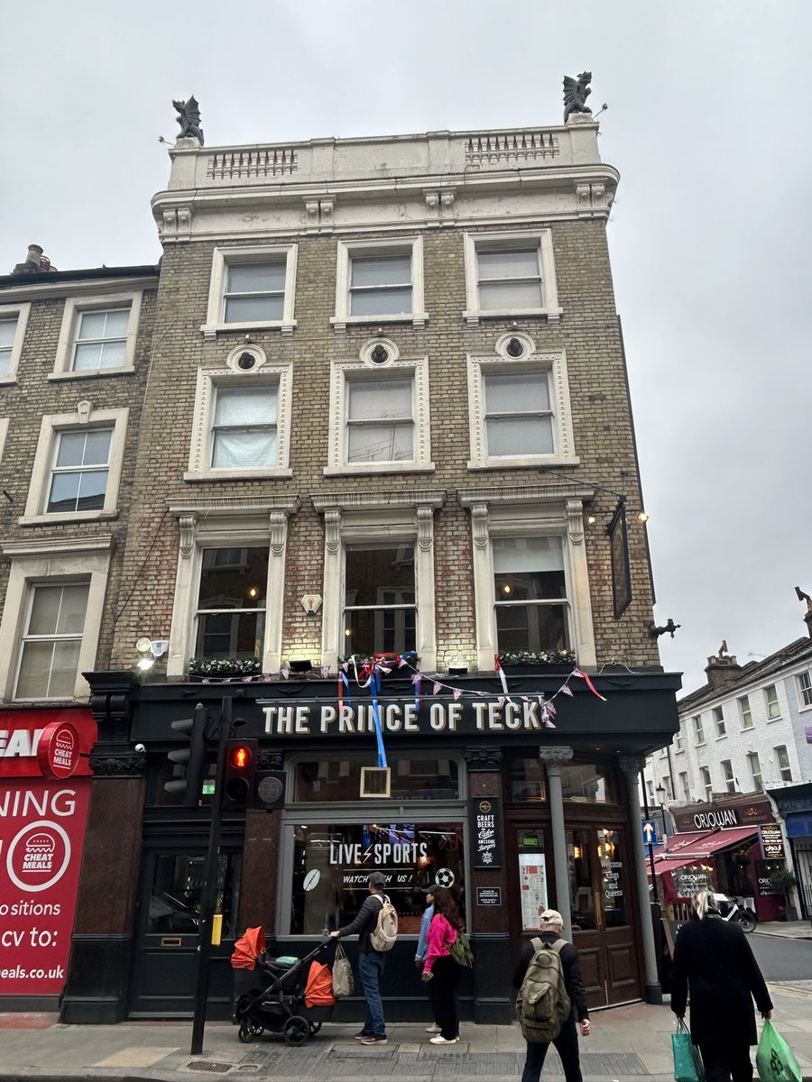 PubsSaving's tweet image. The Prince of Teck #pub #earlscourt #sw5 Grade II listed. Built in 1868. The Star Brewery once stood behind pub. @HistoricEngland listing: historicengland.org.uk/listing/the-li… ‘c1901 mahogany bar fitting and counter, dado panelling, lincrusta ceiling and walls and Jacobean style fireplace’
