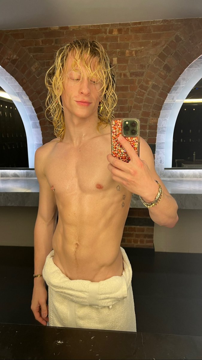 Griffin Maxwell Brooks (THEY/THEM) on Twitter: "Gimme kisses"