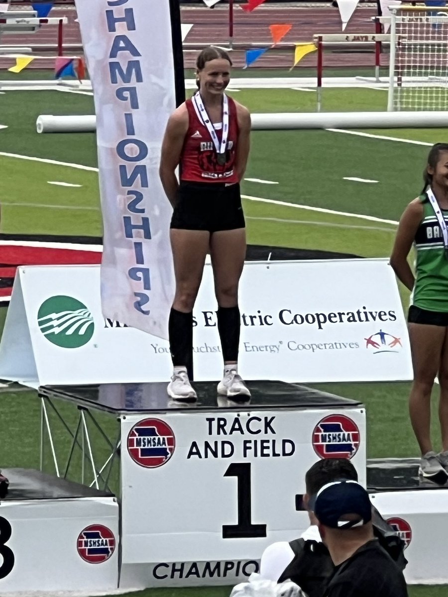 ButlerBearXCTF's tweet photo. Annalee Gardner is a 2-time state pole vault champion with a vault of 3.53 meters (11’ 7”)! https://t.co/QMACjMoahg