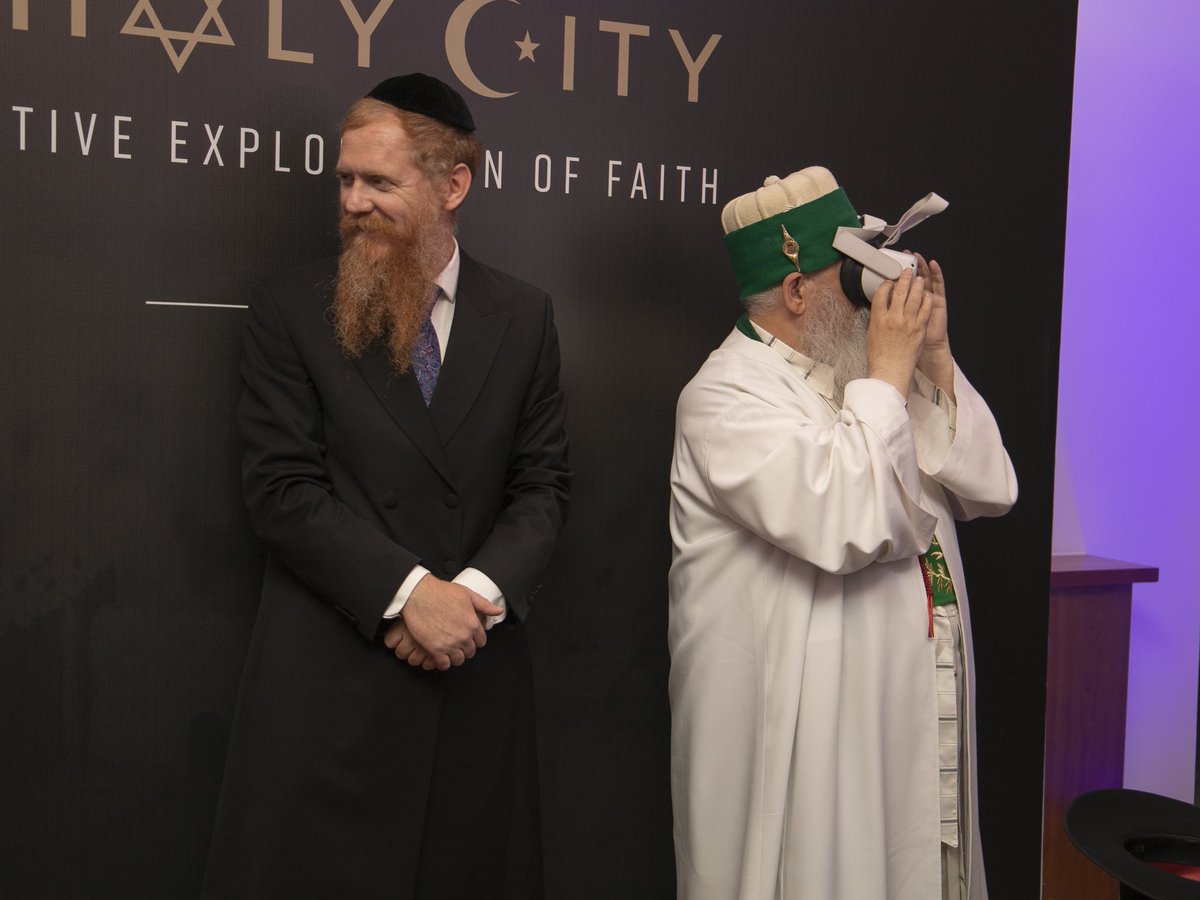 GalitPeleg's tweet photo. 🇮🇱🇦🇱
In honor of #JerusalemDay celebrating 55 years of unification,  we presented a virtual visit to the holy places in #Jerusalem.
Caught on camera this beautiful moment of Rabbi Yoel Kaplan of @Chabad &amp; leader of #Bektashi community Baba Mundi, "visiting" the city of faith. https://t.co/7rrkL18NEB