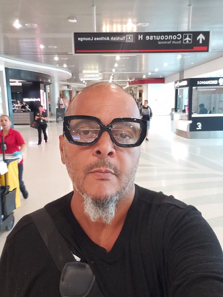 roytavaremusic's tweet photo. Next stop #Medellin 🇨🇴 a crear letras y musica buena!
Rumbo a cumplir unos de los sueños mas importante de un ser que quiero… desde #Colombia tiro la bomba!
#RoyTavare #RoyTabare #RTMusic #JunkoSocialAdmin #RoyEnMedellin https://t.co/EllhG6e3Uh