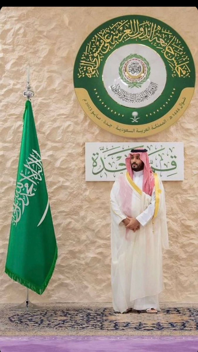 #قمة_جدة 
مازالت السعودية بقيادتها المتفردة تقدم النموذج العصري للدولة الناجحة، وتمد يدها للمحيط العربي الذي أصاب الوهن مفاصله، لمرافقتها نحو الريادة تنمويا وسياسيا.
فهل يخرج ممن اعتاد رجعية التنظير وتمثيل الأدوار الوظيفية من تلك العتمة ويلتحق بنور التفرد؟