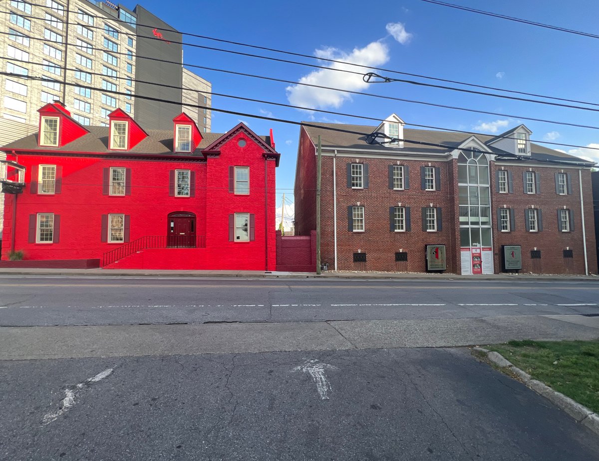 Is it just us or is the building next door kind of stealing our ‘red vibes’? ❤️😅 On the bright side.. you won’t be able to miss us now! Happy Friday, Friends!