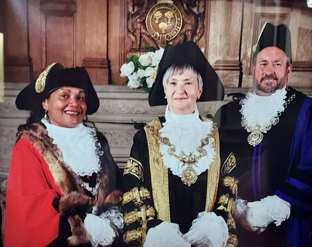 An honour to be invited to the investiture of our pal Shelia as @MayorChester tonight at the Town Hall. Along with @CllrRDaniels as Deputy & @CllrHDeynem as Sheriff they'll be quite a team to support their chosen charities
Shelia's are: @crossroads_hub @BeaconBlacon @soul_chester