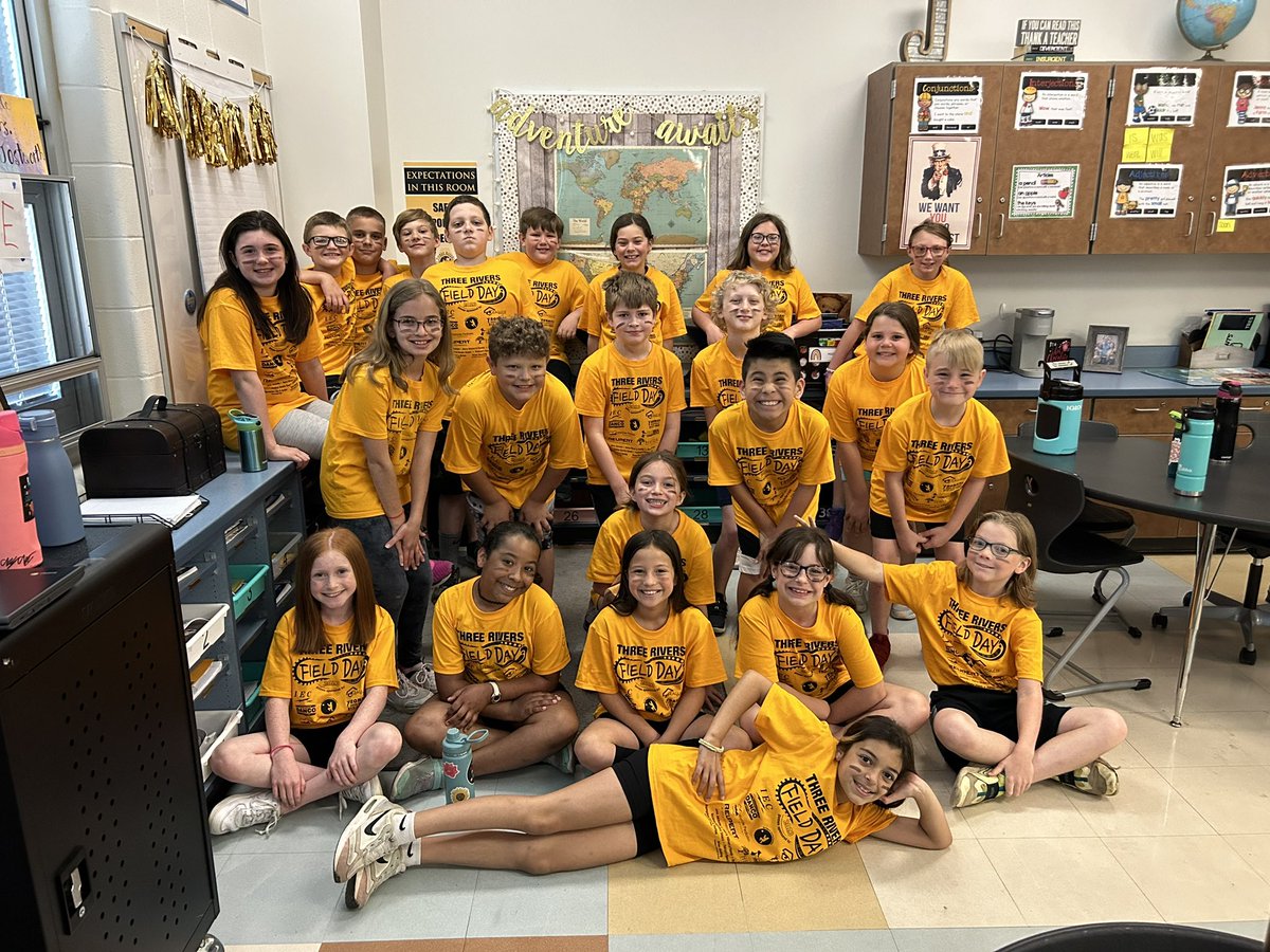 mrslamb97's tweet photo. Field Day was so much fun!! 🐝🖤💛 https://t.co/hcLMFxDds3