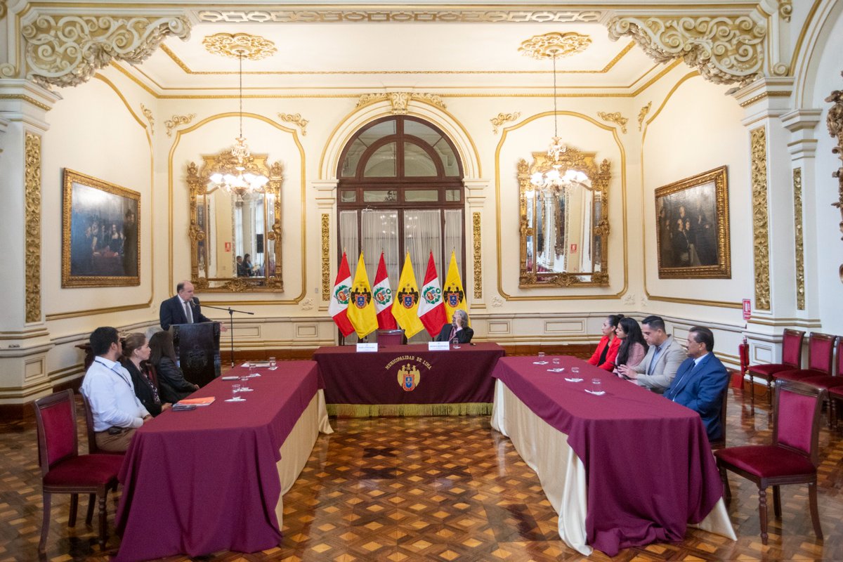 MuniLima's tweet photo. 🤝🏼Firmamos un convenio marco de cooperación interinstitucional con la @RedCapLima. El fin es promover instrumentos de desarrollo urbano sostenible, avance de programas masivos de vivienda de interés social, procesos de participación de la inversión pública o privada, entre otros. https://t.co/U5Y33S6TLY