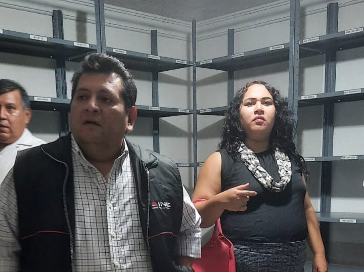 INECoahuila's tweet photo. El Vocal Ejecutivo del INE Coahuila, @jl_vazquezl verificó la coordinación de esfuerzos entre la 01 Junta Distrital y el Comité Municipal del @IEC_Coahuila, con sede en Acuña, en particular en lo que se refiere a la entrega de los paquetes electorales el #4de junio. https://t.co/biNesCvBXD