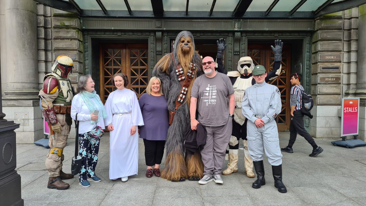 CommRailGeekery's tweet image. Wow! Such a fantastic evening with the @RSNO. “Out of this World” was aptly named & you all played a belter (but especially @ChrisHart42’s Apollo 13). A family of geeks were also in their element outside before the concert - what a way to celebrate my “wee” brother’s birthday!