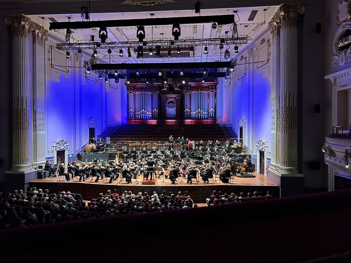 CommRailGeekery's tweet image. Wow! Such a fantastic evening with the @RSNO. “Out of this World” was aptly named & you all played a belter (but especially @ChrisHart42’s Apollo 13). A family of geeks were also in their element outside before the concert - what a way to celebrate my “wee” brother’s birthday!