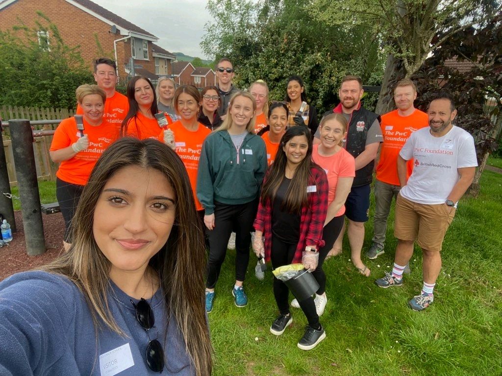 chrispsaras's tweet photo. Brilliant day spent volunteering with @PwC_Midlands @PwC_UK_Careers colleagues at a local Birmingham Primary school painting and improving the play area. Part of @PwC_UK #PwCOFOD 'one firm, one day' such a great initiative #PwC https://t.co/9SIlKFkrkR