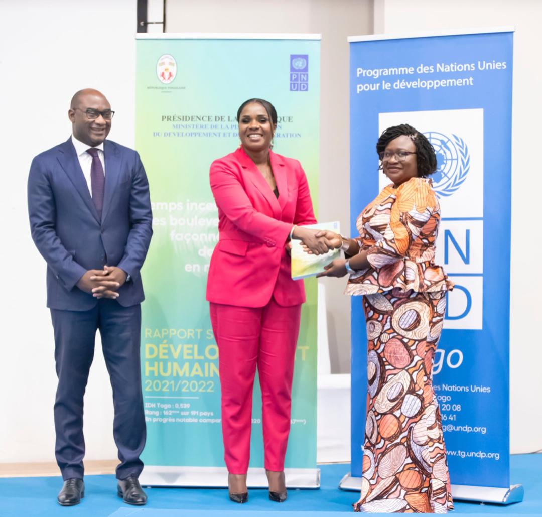 PresidenceTg's tweet photo. Le gouvernement togolais et le Programme des Nations unies pour le développement (PNUD) ont procédé ce 19 mai 2023 à Lomé, au lancement national du Rapport sur le Développement Humain (RDH) 2021/2022, sous le thème « Temps incertains, vies bouleversées : façonner notre avenir dans un monde en mutation ».

➡️ https://t.co/b8449V0PFd