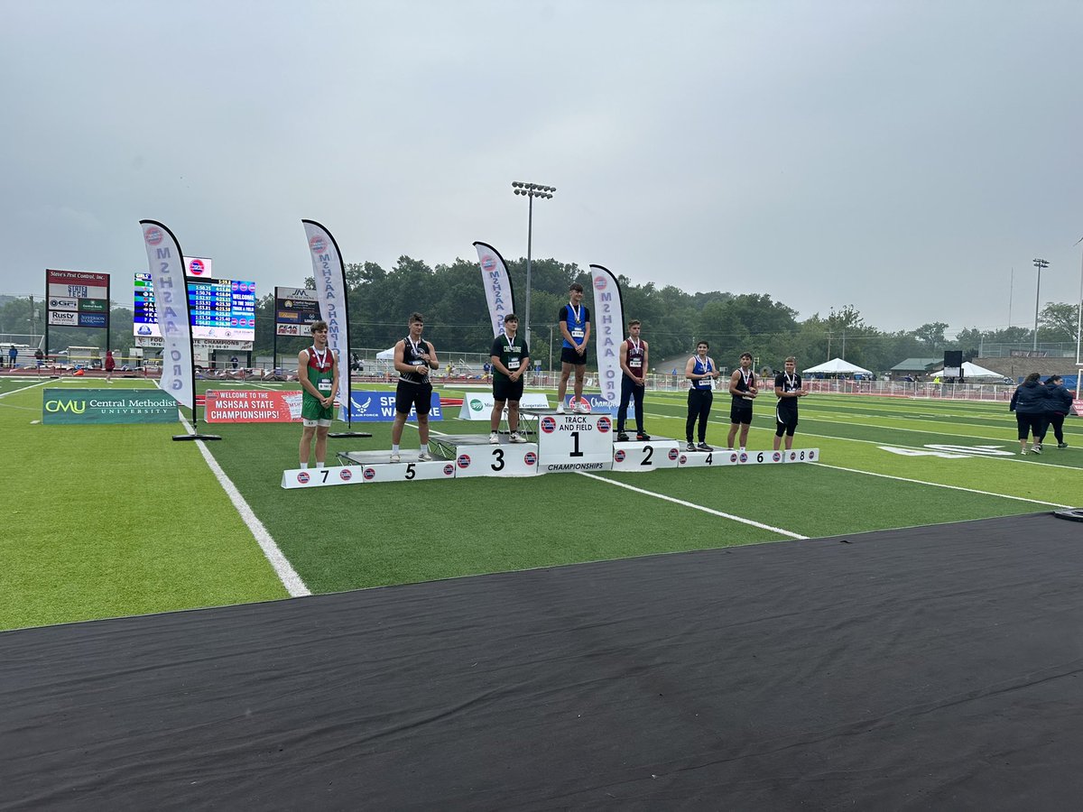 MidBuchTrack's tweet photo. 🚨STATE MEDALIST🚨
Jackson Wahlgren places 7th in Javelin with a throw of 46.74m! Ended his great career with the school record of 55.47m and being a 2x State Medalist! https://t.co/MQl7F8o4YB