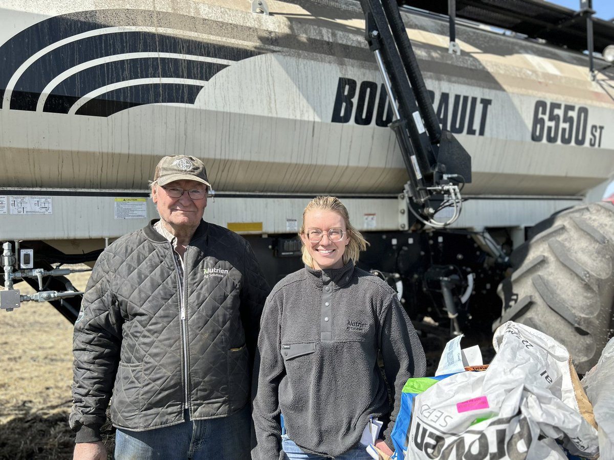 Proudly Canadian <a href="/ProvenSeed/">Proven Seed</a> from <a href="/NutrienAgCda/">Nutrien Ag Solutions Canada</a> canola trial with the good people of Ethelton SK #glufosinate #ohcanadacanola
