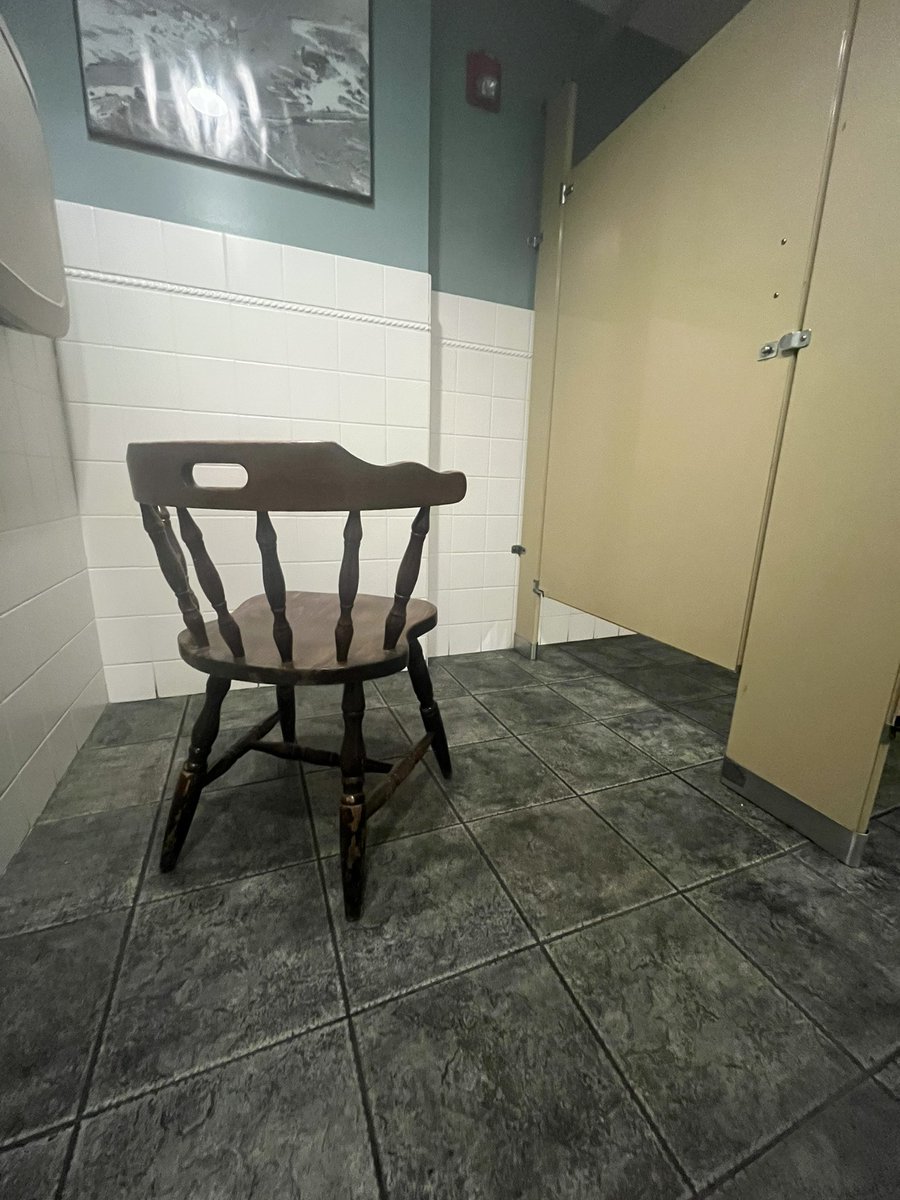 megahousey's tweet photo. Someone took their dinner chair into the bathroom 

Pretty smart https://t.co/QkfV3kTd2u