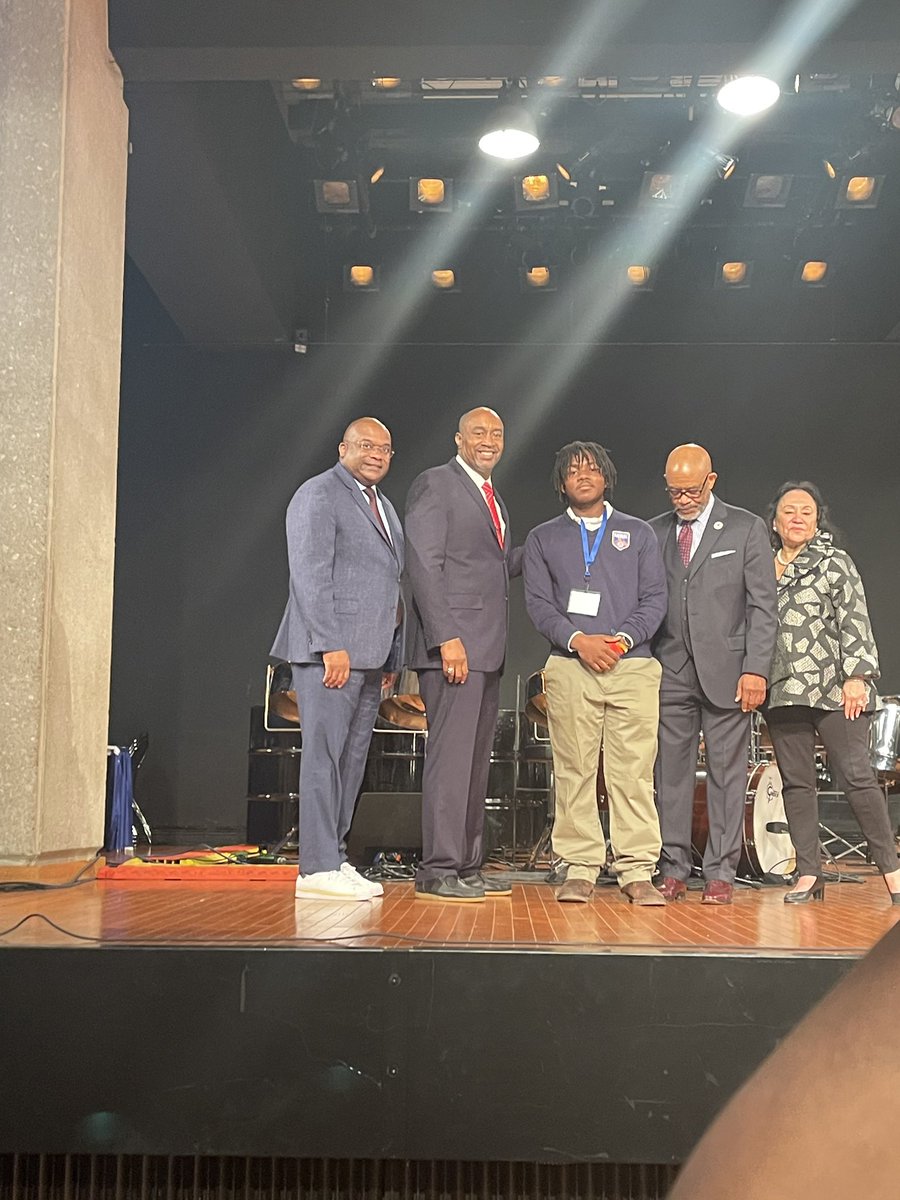 AnibalSolerJr's tweet photo. Schenectady is proud of our newest @NYSMBK MBK Fellows! Keep rising young men! 🙌🏼✊🏼❤️🤍💙 #MBKSchenectady #MBKAllDay #SOMOSMBK https://t.co/jhKE0nGVd5