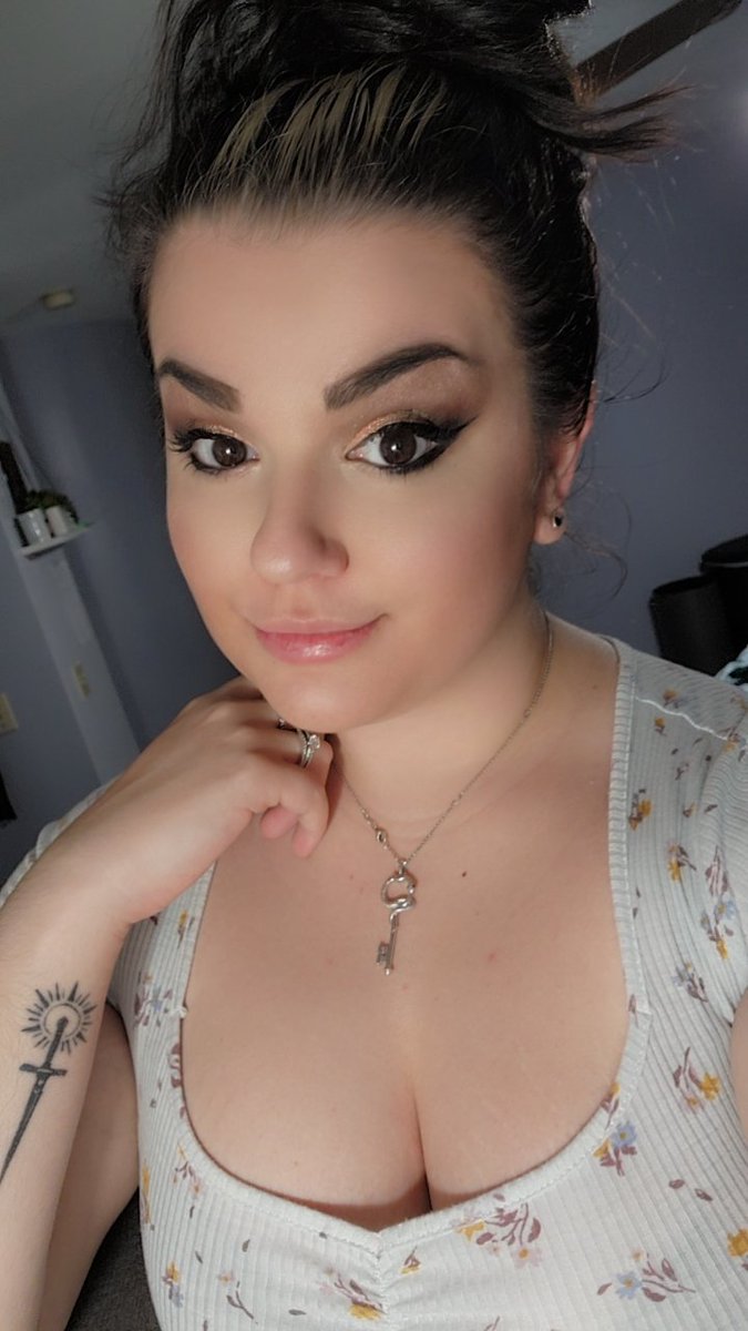 BeepBoopBang_'s tweet photo. Hi guys! Happy Friday! 
Streaming some apex! 

https://t.co/Ei0xEyvxEo 

#twitch #streaming #apexlegends #apex #gamergirl #gaming #chill https://t.co/7KvUsUDOrf