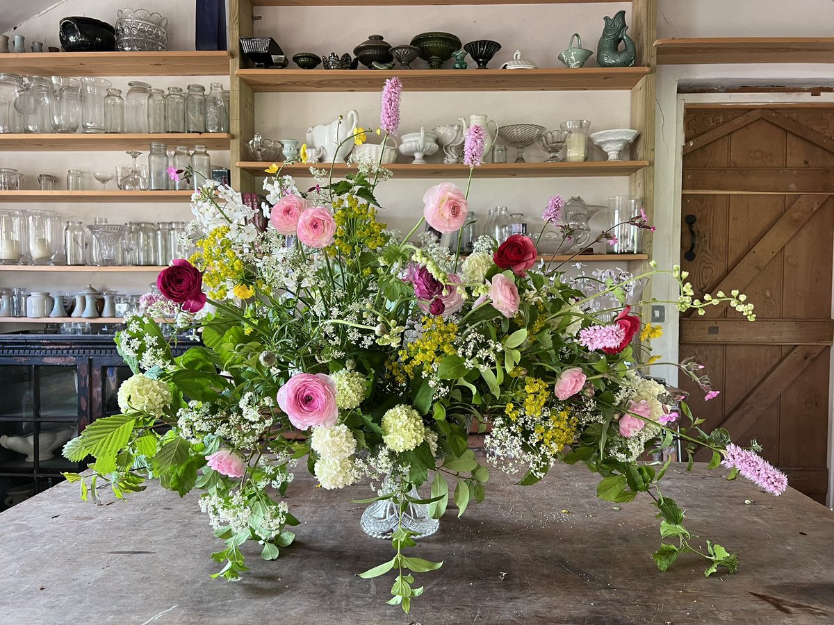 Pedestal vase I made this eve at an online demo now available to order as a download from commonfarmflowers.com - more sophisticated mechanics than three jam jars but still #nofloralfoam x #sustainablefloristry #ecoflowers #gardenflowers