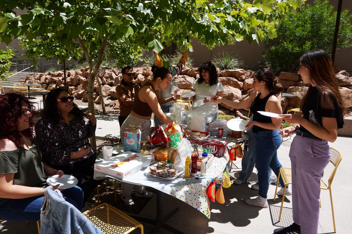 vlcsci's tweet image. End of the year lab potluck &amp;amp; gift exchange! Also my last PhD lab party ever! 🥹🎈“Thanks a myelin” for all you do, @AnitaQuintana20! 🧠🧬🧪🔬🥼