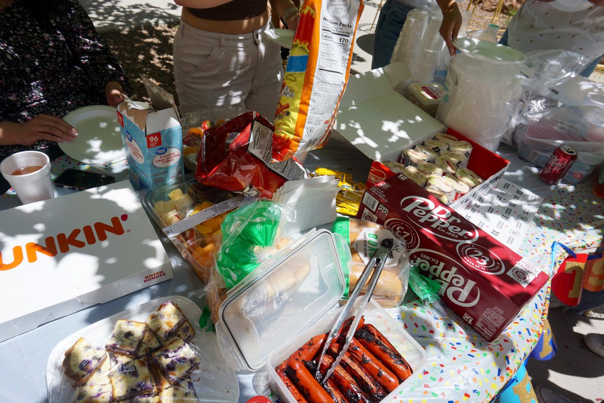 vlcsci's tweet image. End of the year lab potluck &amp;amp; gift exchange! Also my last PhD lab party ever! 🥹🎈“Thanks a myelin” for all you do, @AnitaQuintana20! 🧠🧬🧪🔬🥼