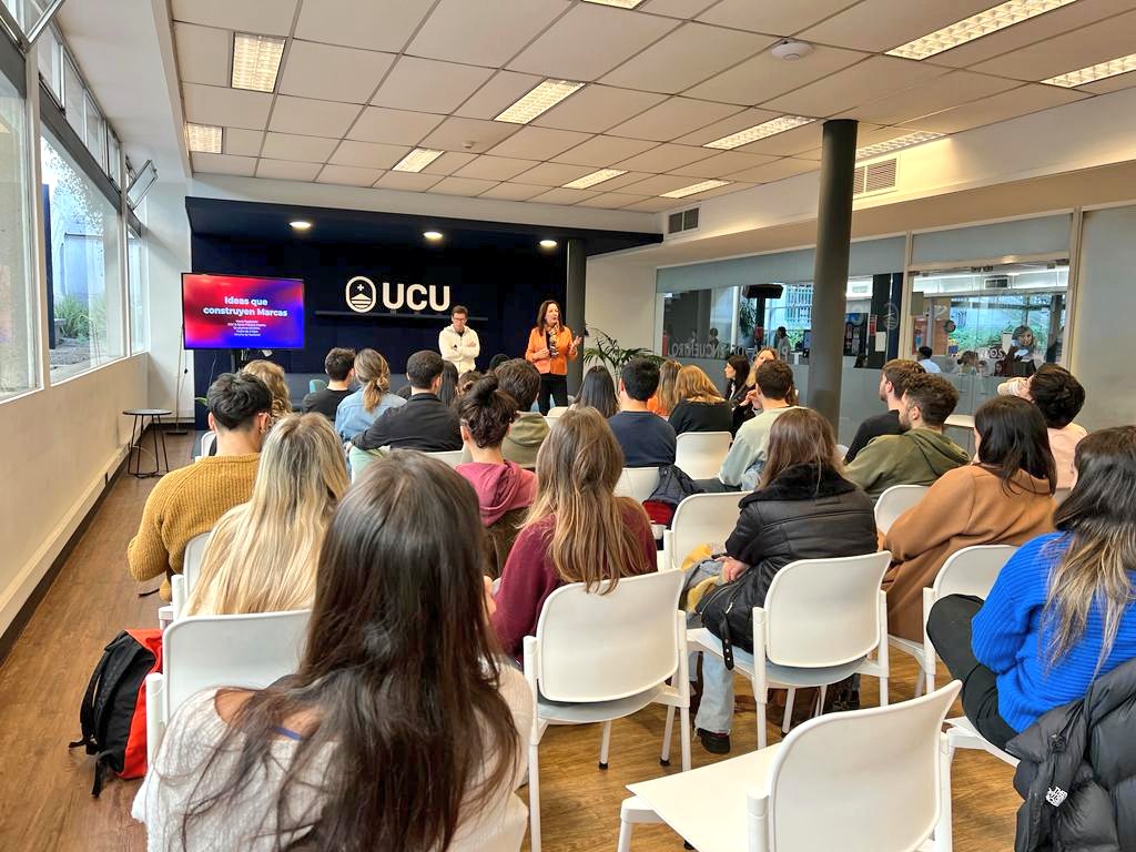 UCUcomunicacion's tweet photo. Hoy, recibimos a @MarioTaglioret1, #AlumniUCU y director general creativo de @PublicisImpetu 💡 para hablar sobre ideas que construyen marcas. El Anexo de Plaza de Encuentro se llenó de estudiantes con muchas ganas de debatir sobre estrategias publicitarias. ¡Gracias Mario! �� https://t.co/GGMFSfQOEF