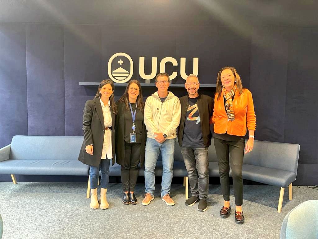 UCUcomunicacion's tweet photo. Hoy, recibimos a @MarioTaglioret1, #AlumniUCU y director general creativo de @PublicisImpetu 💡 para hablar sobre ideas que construyen marcas. El Anexo de Plaza de Encuentro se llenó de estudiantes con muchas ganas de debatir sobre estrategias publicitarias. ¡Gracias Mario! �� https://t.co/GGMFSfQOEF