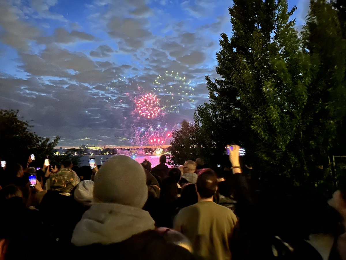 devnte's tweet image. Very pleasant surprise that our last night in Hamburg would also include a fireworks show